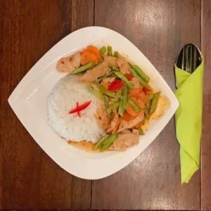 Pad Prig Gäng auf weißem Teller serviert mit Jasmin-Reis