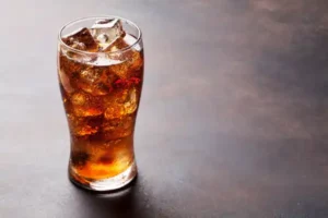Cola im Glas mit Eiswürfeln
